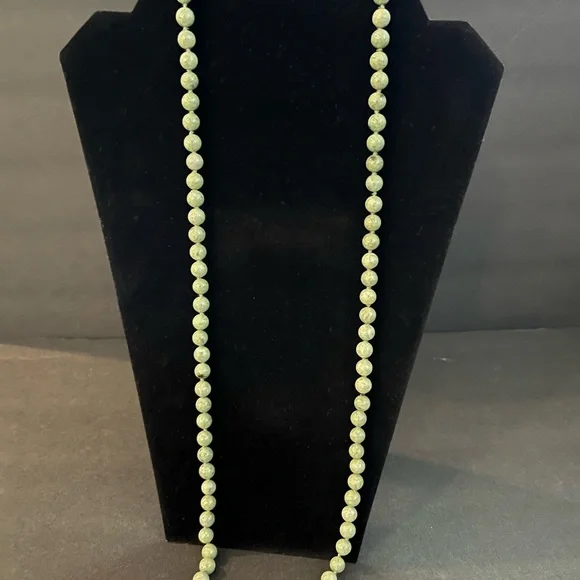 Beautiful African pale apple green jade necklace - Picture 2 of 4